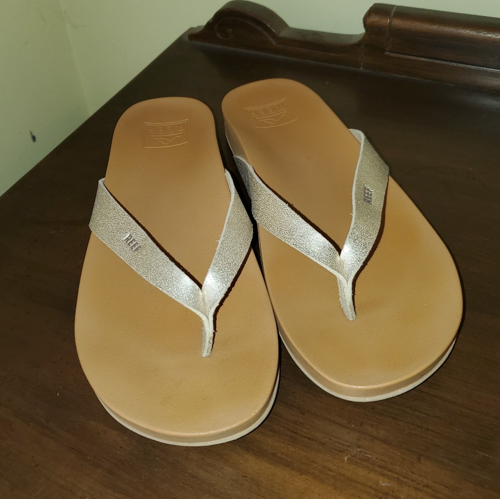Reef Cushion Court Gold Flip Flops Sandals Sz 9 EUC